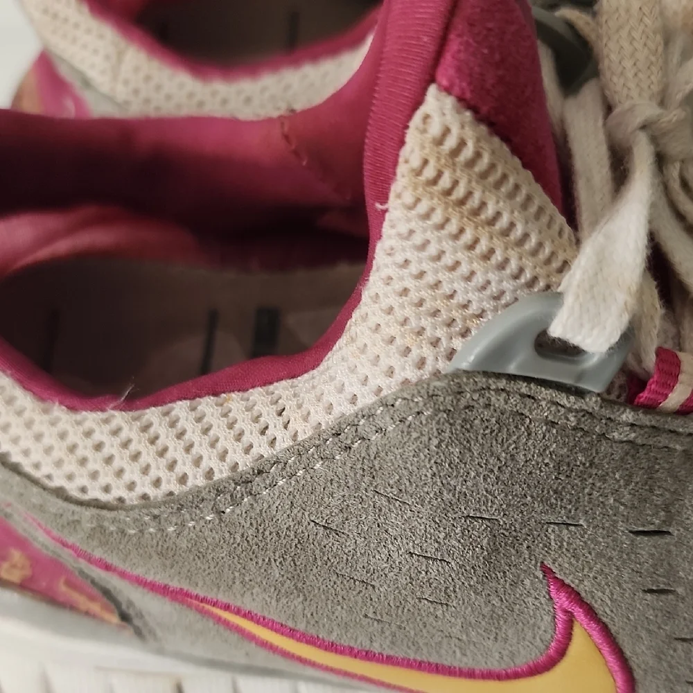 Nike Women's Gray and Pink Sneakers - Picture 10 of 12